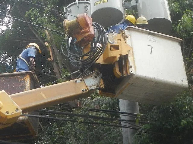 Középfeszültségű FAM-szerelő (kombinált technológiával) emelőkosaras járműből végez feszültség alatti munkát
